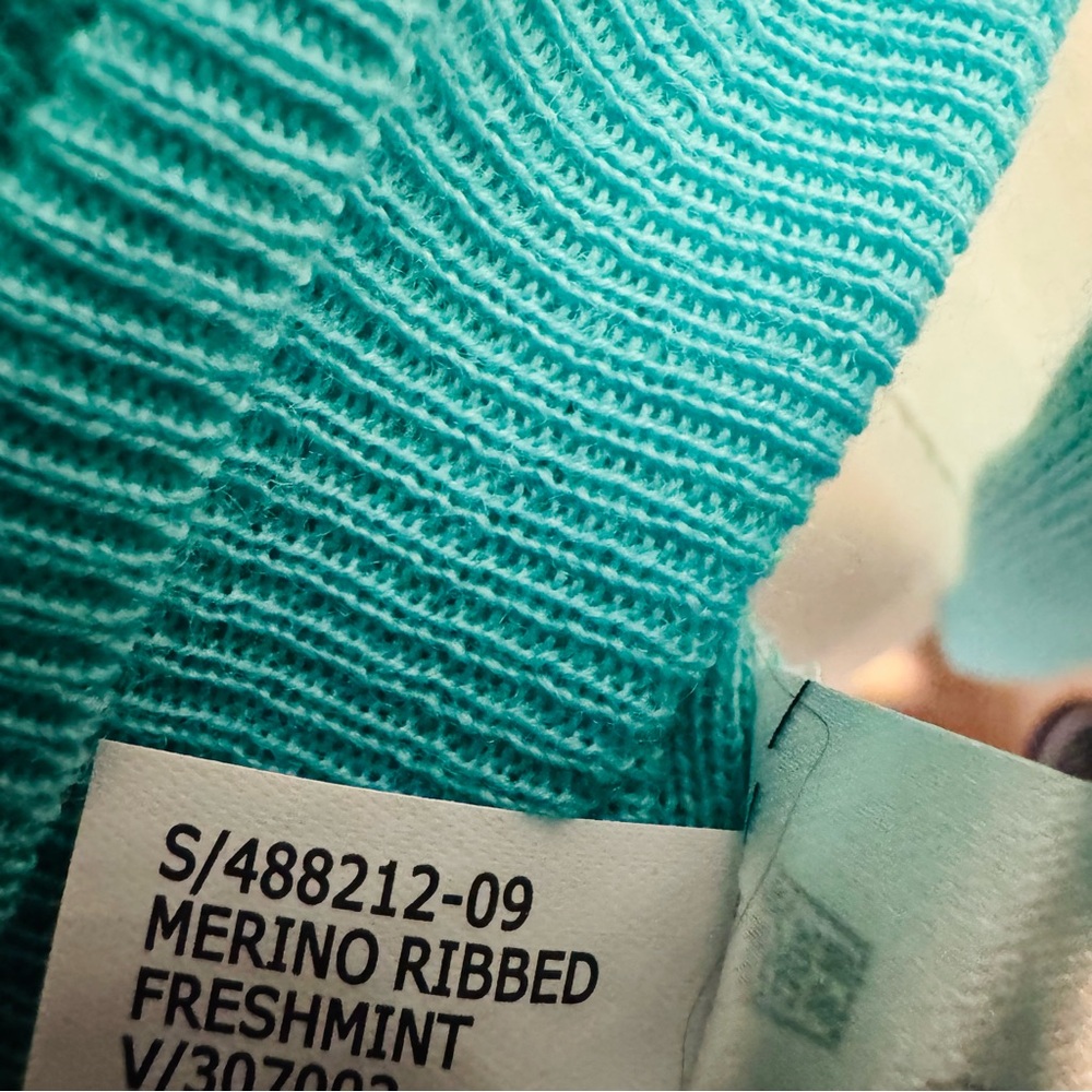 Banana Republic Brand New with tags Turquoise V-Neck Merino Wool Sweater - Picture 8 of 10